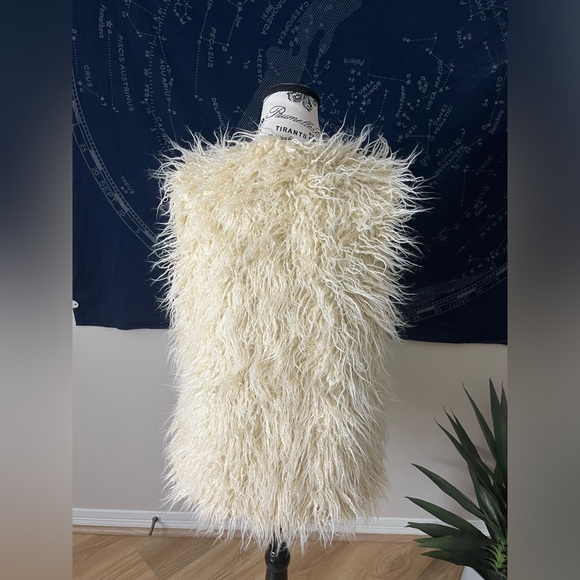 Ivory Long Shaggy Faux Fur Vest Dani Collection — Size M - Picture 5 of 6